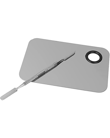 Palette de maquillage avec outil